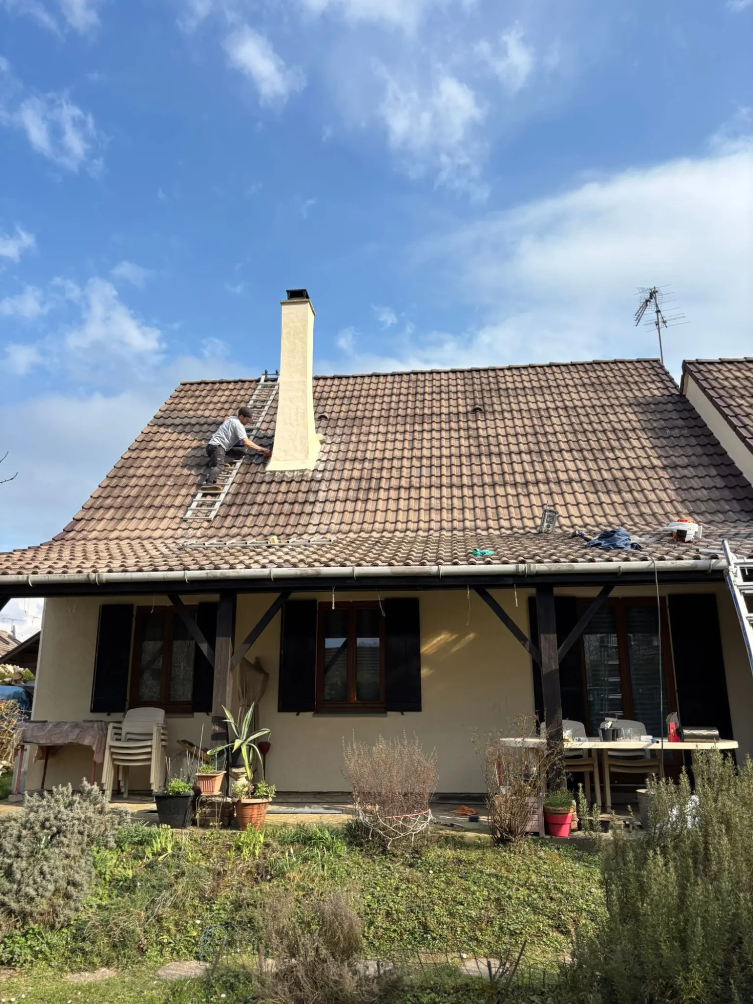 couvreur sens entreprise familiale avec plus de 15 ans d’expérience, travaux de toiture soignés et couverts par garantie décennale