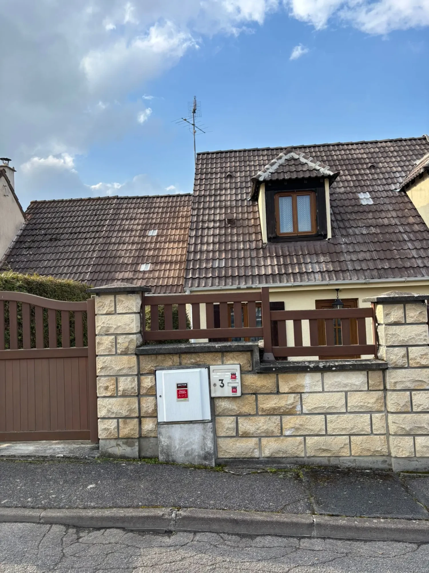 Nettoyage toiture Sens – Démoussage professionnel